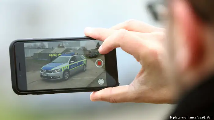 Deutschland Streifenwagen der Polizei Video mit Smartphone