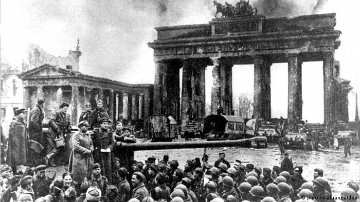 با وجود آنکه قطعی بودن شکست نظامی ارتش هیتلری از مدت‌ها پیش روشن بود، اما تا آوریل سال ۱۹۴۵ نبرد بر سر تسخیر برلین، پایتخت آلمان تا لحظه پیروزی متفقین به سرسختی تمام ادامه داشت. هزار تن از سربازان و غیرنظامیان برلین در نخستین روز‌های پس از شکست مقابل متفقین دست به خودکشی زدند. تصویری از سربازان ارتش سرخ شوروی سابق در جلوی دروازه مشهور براندنبورگ در برلین.