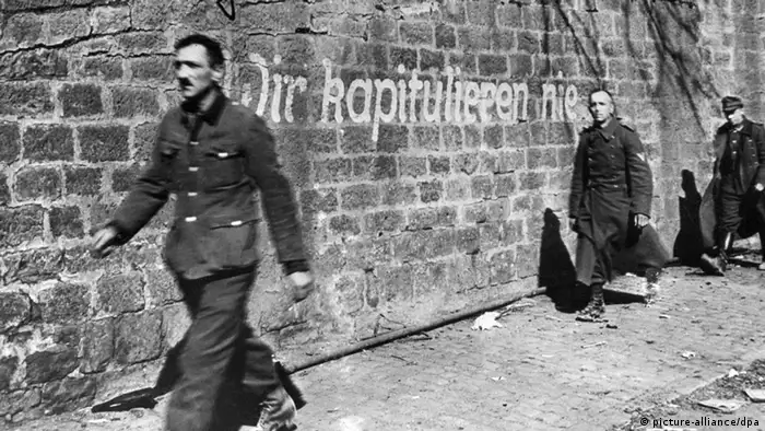 Німецькі військові йдуть здаватися в полон, 1945 рік