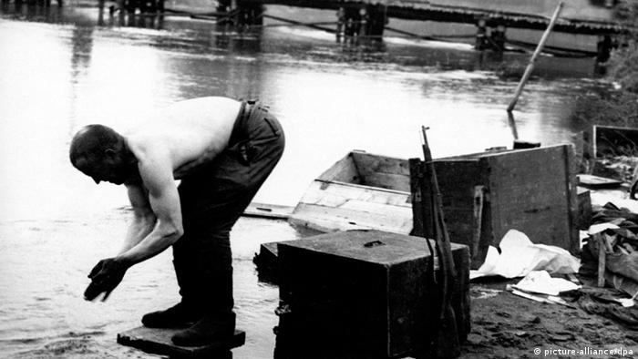 Kriegsende in Berlin 1945 Soldat beim Waschen in der Spree