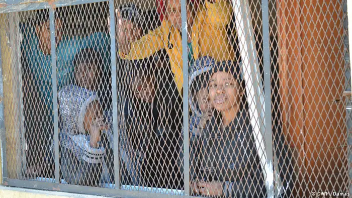 La ruta migratoria del Mediterráneo central entre Libia e Italia se ha convertido en una de las más peligrosas para los niños y mujeres refugiados, víctimas de agresiones, abusos sexuales o detenciones en el viaje. 25.846 de los 28.223 menores que lograron llegar a Italia no estaban acompañados. (28.02.2017)