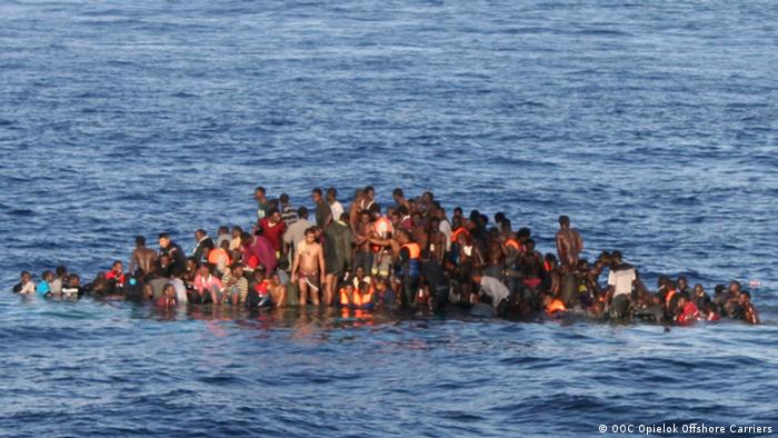 Bildergalerie Rettung von Flüchtlingen durch deutsche Cargo schiffe im Mittelmeer