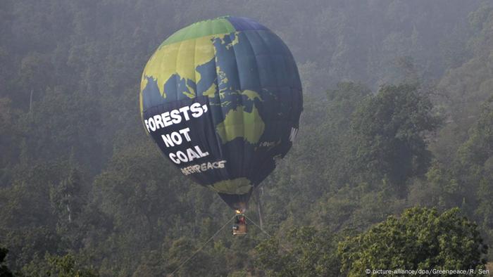 Greenpeace Heißluftballon über den Wäldern von Mahaan in Singrauli, Indien (Foto: EPA/RONNY SEN / GREENPEACE)