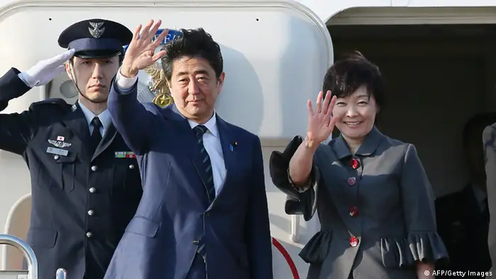 Japan Shinzo Abe mit Frau Akie vor USA Besuch