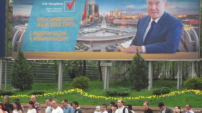 Предвыборный плакат Нурсултана Назарбаева в Казахстане