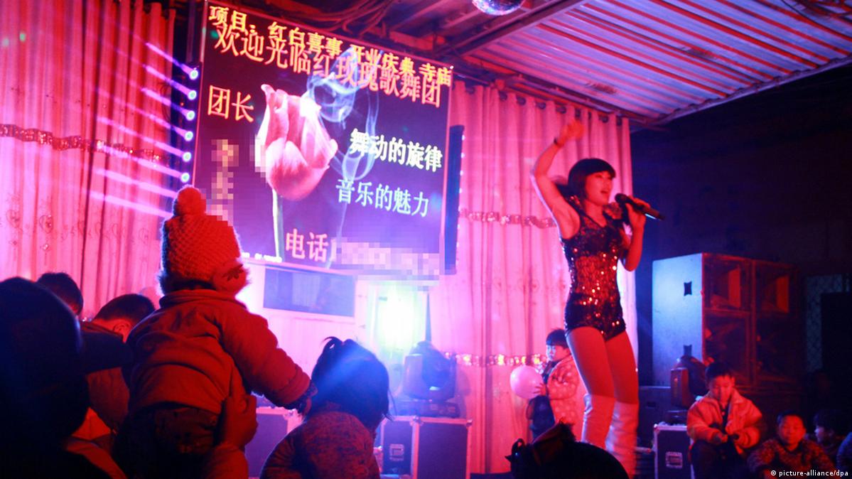 Cina Perangi Penari Telanjang dalam Upacara Pemakaman – DW – 21.02.2018