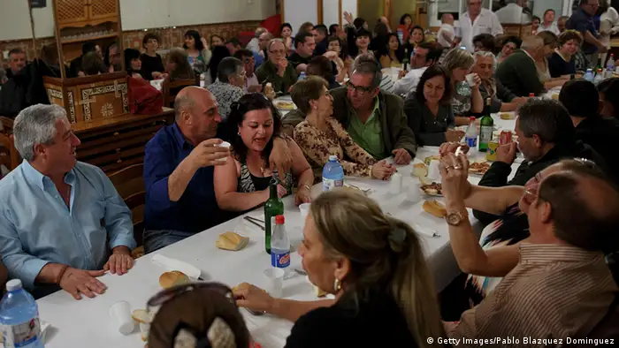 Spaniards celebrating at a table (Getty Images/Pablo Blazquez Dominguez)