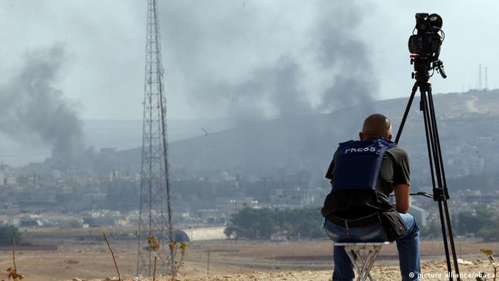 Syrien Pressefreiheit Kameramann an der türkisch-syrischen Grenze bei Kobane (picture alliance/abaca)