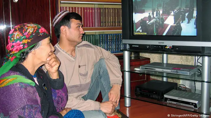 Ein turkmenisches Ehepaar sitzt vor ihrem Fernseher im Wohnzimmer. (Foto: Stringer/AFP/Getty Images)