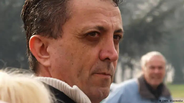Tomislav Kezarovski ist Journalist aus Mazedonien. Auf dem Porträt macht er einen sehr ernsten Gesichtsausdruck. (Foto: DW/K. Blazevska)