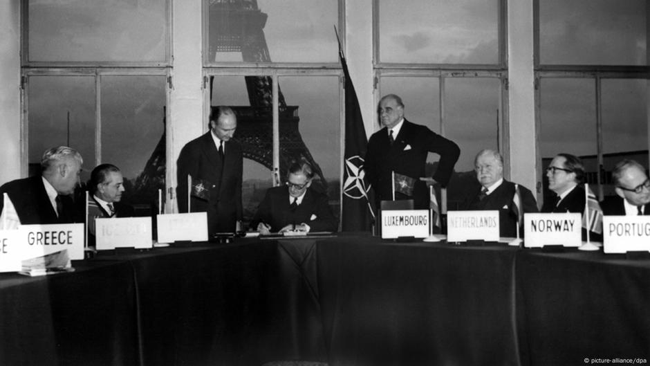 Da li je u prošlosti sve bilo lakše? Prvi generalni sekretar lord Ismej 1955. (stoji desno)