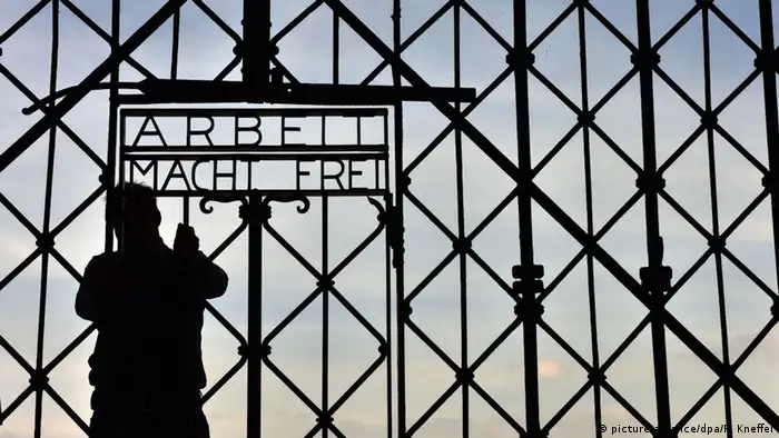 Dachau Rekonstruiertes Metalltor mit der Aufschrift Arbeit mach Frei