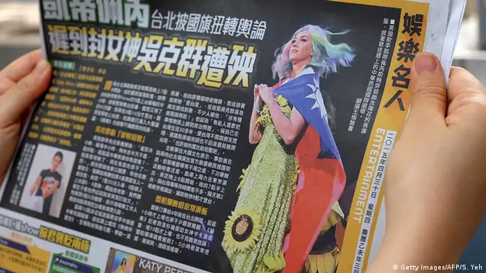 Taiwan USA Sängerin Katy Perry in der Zeitung