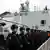 Chinesisches Kriegsschiff mit Matrosen an Bord