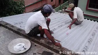 Indien Arbeiter decken Hausdach mit Asbest