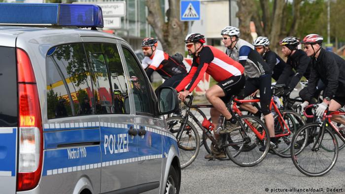 police car, bike riders (picture-alliance/dpa/A. Dedert)