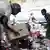 Jemeniten räumen Müll von der Straße weg (Foto: AFP)