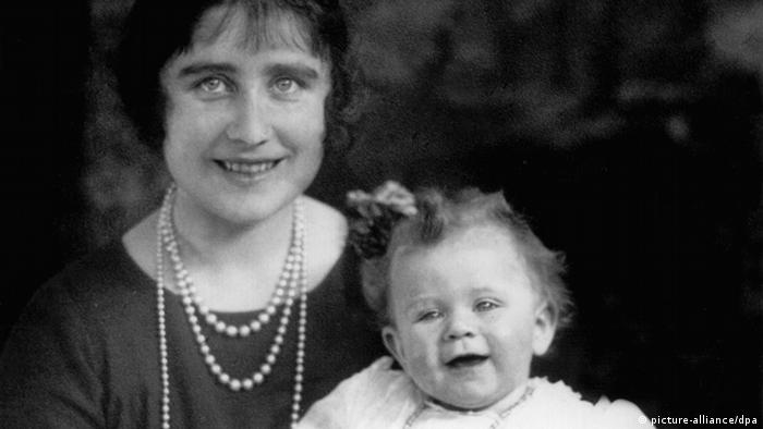 queen Elizabeth as a baby (picture-alliance)