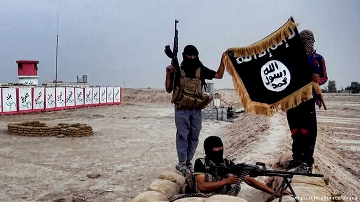 IS-Anhänger halten die Fahne des des Islamischen Staats in die Luft (Foto: ABACAPRESS.COM)