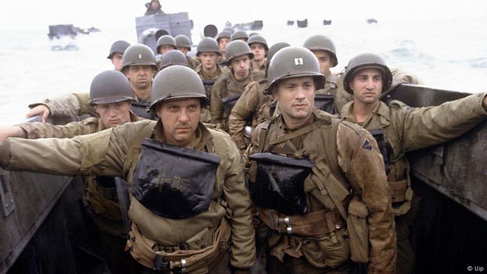 Filmzene aus Der Soldat James Ryan zeigt angespannte amerikanische Soldaten in einem Boot