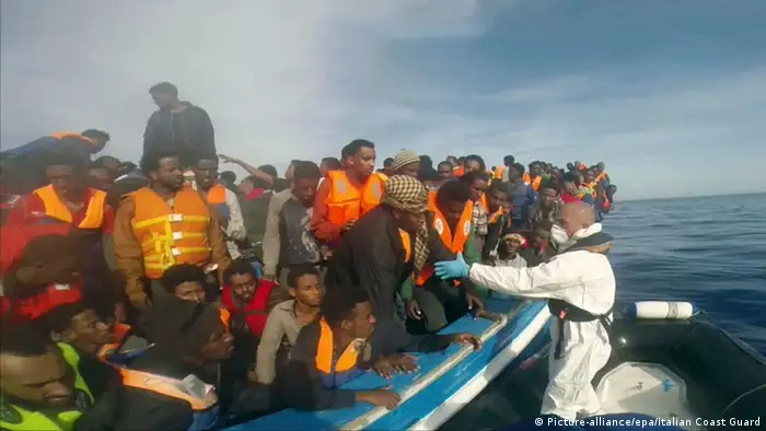 Mittelmeer Küstenwache Italien Flüchtlingsboot Flüchtlinge Rettung