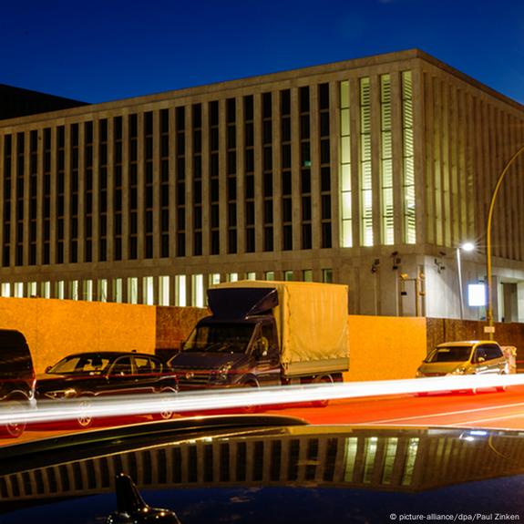 洋書 Ubermittlung Nachrichtendienstlicher Top German court rules intelligence agency's spying on