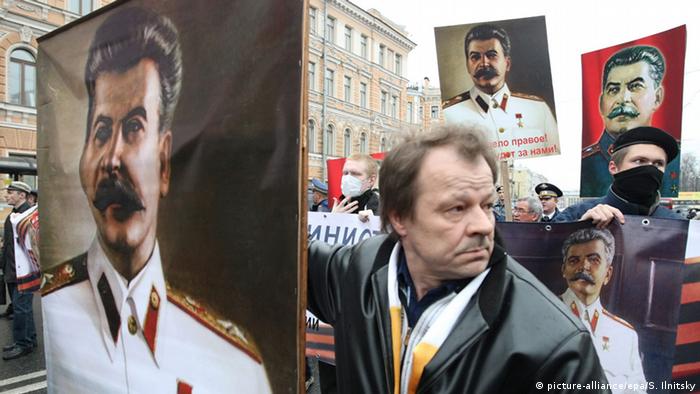 Демонстранты с портретами Сталина в Санкт-Петербурге