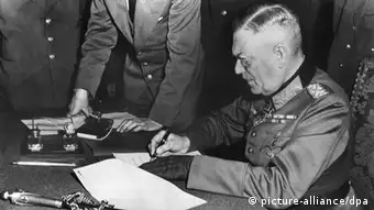 Le Feldmarschall Wilhelm Keitel, commandant en chef de la Wehrmacht, signe la capitulation de l'Allemagne