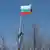 Български флаг, завързан на дърво
