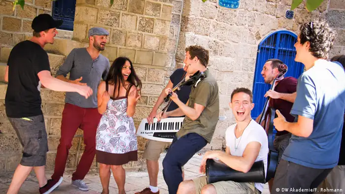 Video shoot in Jaffa: EINSHOCH6 together with Israeli singer Yael Izkovich. Photo: Friederike Rohmann/DW Akademie