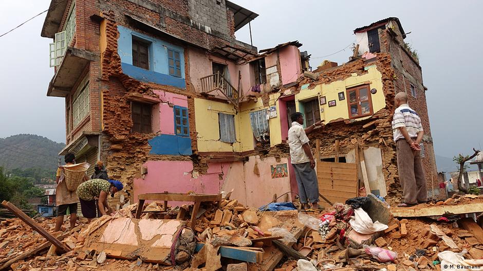 Número de muertos por terremoto en Nepal supera ya los 8.000 | El Mundo | DW | 10.05.2015