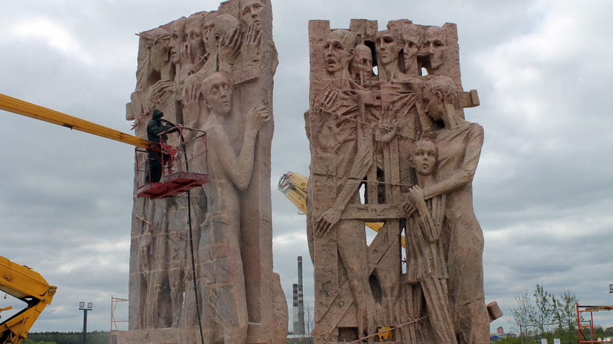 2 тростенец. Тростенец концлагерь в белоруссии. Тростенец мемориальный комплекс. Тростенец минск мемориал. Врата памяти тростенец.