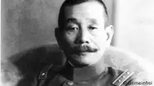 ***ACHTUNG: Sehr geringe Auflösung, bitte im Layout beachten!!!*** General Matsui Iwane (jap. 松井 石根 Matsui Iwane; * 27. Juli 1878 in der Präfektur Aichi; † 23. Dezember 1948 im Sugamo-Gefängnis, Tokio) war der kommandierende Offizier der japanischen Truppen, die 1937 für das Massaker von Nanjing verantwortlich waren. Dieses fotografische Werk wurde im Zuständigkeitsbereich der Regierung von Japan entweder vor dem 31. Dezember 1956 veröffentlicht oder vor 1946 aufgenommen und danach 10 Jahre nicht veröffentlicht. Daher gilt dieses fotografische Werk gemäß Artikel 23 des alten japanischen Urheberrechtsgesetzes in Verbindung mit Artikel 2 der Ergänzungsbestimmungen zum japanischen Urheberrechtsgesetz als gemeinfrei. Hinweis an den Hochlader: Bitte Bildquelle angeben. „Iwane Matsui“ von http://www.history.gr.jp/~koa_kan_non/16-4.html. Lizenziert unter Gemeinfrei über Wikimedia Commons - http://commons.wikimedia.org/wiki/File:Iwane_Matsui.jpg#/media/File:Iwane_Matsui.jpg