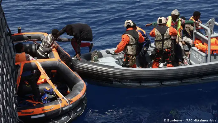 Mittelmeer Soldaten der Fregatte Hessen retten Flüchtlinge