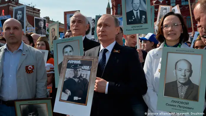 Russland Militärparade in Moskau Putin mit Foto Vater