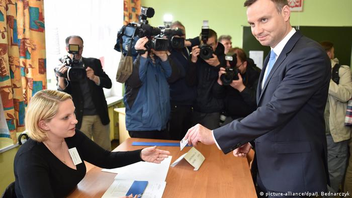 Кандидат в президенты Польши Анджей Дуда на избирательном участке