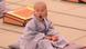 Ein Kind im Mönchsgewand sitzt auf einem Meditationskissen und gähnt (Foto: Chung Sung-Jun/Getty Images) Ein Kind im Mönchsgewand sitzt auf einem Meditationskissen und gähnt (Foto: Chung Sung-Jun/Getty Images)