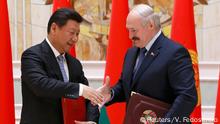 10.05.2015+++ Belarussian President Alexander Lukashenko (R) shakes hands with his Chinese counterpart Xi Jinping during a signing ceremony in Minsk, May 10, 2015. Belarus and China signed a memorandum on Sunday committing Belarus to supply China with the fertiliser potash for the next five years. REUTERS/Vasily Fedosenko