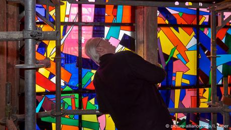 Stained glass window at the Reims Cathedral (picture-alliance/dpa/I. Faber)