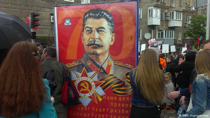 Donezk heute Stalins Porträt bei einer Kundgebung