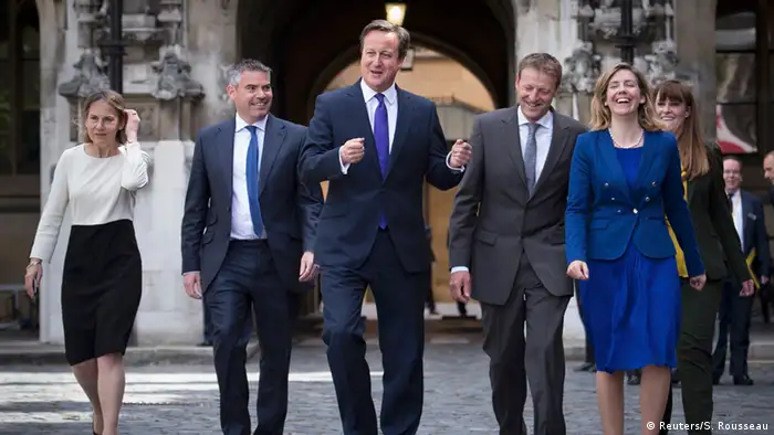 Großbritannien Cameron mit neu gewählten Abgeordneten seiner Partei