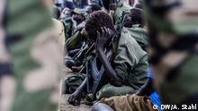 Stichwort: Kindersoldaten im Süd-Sudan Copyright: Andreas Stahl, DW freier Mitarbeiter, Sudan March 2015 In the first two months of this year 660 child soldiers were released in South Sudan. An additional 654 children arrived to the remote town of Lekuangule, Jonglei State, in March, and in the coming months the number will increase to 3000. It's one of the biggest releases of child soldiers ever.