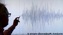 Winfried Hanka, der Leiter des Geofon-Programms des Deutschen Geoforschungszentrum (GFZ) zeigt am Mittwoch (11.04.2012) in Potsdam auf ein Seismogramm des Erdbebens vor Indonesien. Sumatra in Indonesien ist am Mittwoch von einem schweren Erdbeben und einem heftigen Nachbeben erschüttert worden. Die Erdstöße hatten nach Angaben der indonesischen Erdbebenwarte Stärken von 8,5 und 8,1. Die Behörden gab eine Tsunamiwarnung für Sumatra aus. Das Tsunamiwarnzentrum rief alle Länder um den Indischen Ozean zu erhöhter Wachsamkeit auf. Foto: Maurizio Gambarini dpa/lbn +++(c) dpa - Bildfunk+++