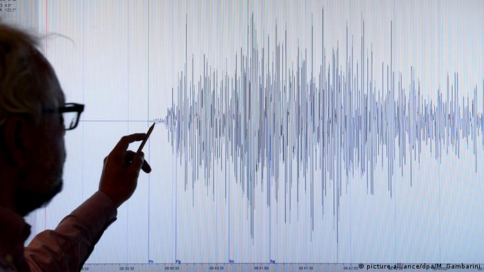 Symbolbild Erdbeben vor Indonesien Seismogramm