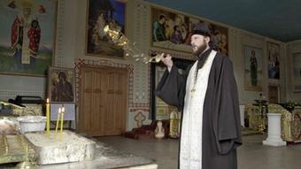 13.05.2015 DW Doku Zwischen Krieg und Frieden Oberpriester Wassili weiht