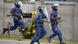 Polizisten rennen nach Putschversuch in Burundi eine Straße entlang (Foto: Goran Tomasevic/Reuters) Polizisten rennen nach Putschversuch in Burundi eine Straße entlang (Foto: Goran Tomasevic/Reuters)
