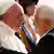 محمود عباس، رئیس تشکیلات خودگردان فلسطین (راست) در ماه ژوئن سال گذشته نیز با پاپ فرانسیس دیدار کرده بود