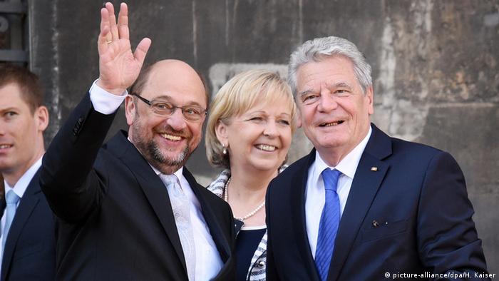Verleihung des Karlspreises 2015 an EU-Parlamentspräsidenten Martin Schulz (li) mit NRW-Ministerpräsidentin Hannelore Kraft (mi) und Bundespräsident Joachim Gauck (re) (Foto: dpa/picture alliance)