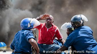 Burundi Militärputsch Polizei Photo: AP Photo/Gildas Ngingo)