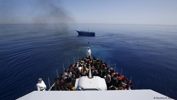 Schiff der italienischen Küstenwache mit 300 afrikanischen Flüchtlingen Foto: REUTERS/Alessandro Bianchi